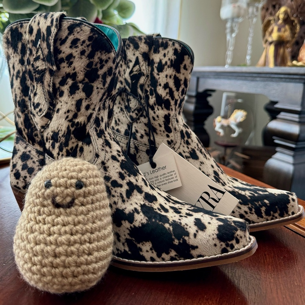COW BOW WESTERN HAIRON LEATHER
BOOTIES!